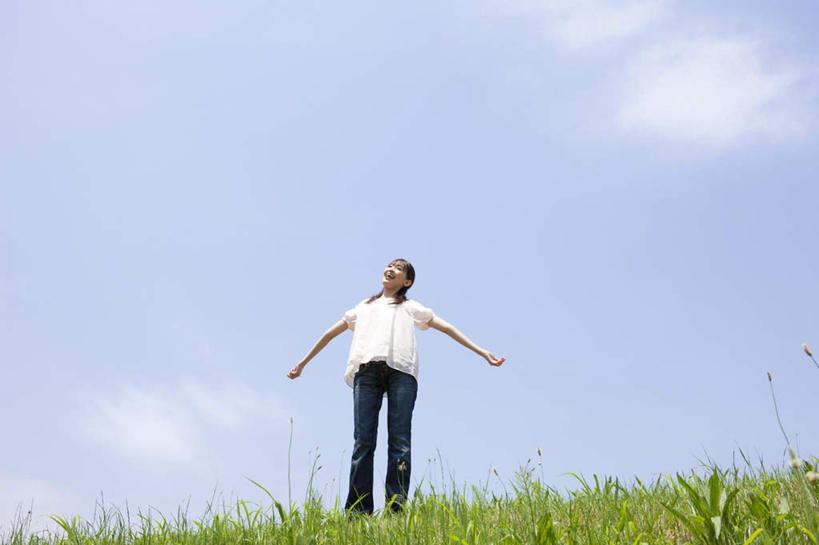 头发,站,伸展双臂,横图,室外,白天,仰视,旅游,度假,草地,草坪,美景,植物,阴影,服装,光线,影子,景观,云,云朵,云彩,注视,休闲装,娱乐,草,衣服,蓝色,绿色,白色,黑色,白云,蓝天,天空,阳光,自然,天,观察,看,站着,享受,休闲,休闲服,景色,放松,服饰,观看,察看,关注,自然风光,长发,敞开双臂,伸开双臂,展开双肩,站立,张开手臂,张开双臂,彩图,低角度拍摄,全身,五指张开