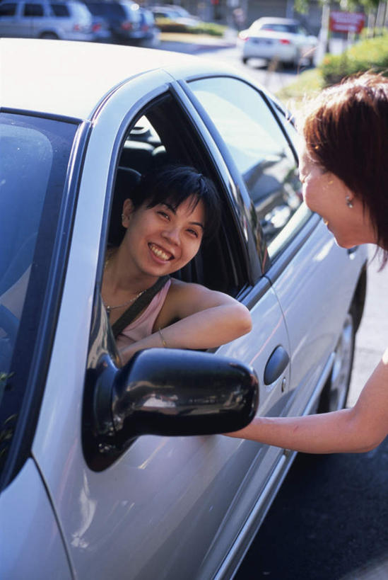 东方人,头发,两个人,伙伴,朋友,坐,笑,摸,微笑,露齿笑,竖图,室外,白天,正面,旅游,度假,友谊,草地,草坪,植物,道路,路,公路,汽车,亚洲,一辆,撑,抚摸,阴影,服装,光线,影子,交通,扭头,注视,休闲装,黄种人,娱乐,车,草,衣服,绿色,黑色,阳光,交通工具,轿车,低头,观察,看,转头,享受,休闲,休闲服,放松,服饰,观看,察看,撑着,关注,载具,友情,年轻女性,女人,女性,亚洲人,马路,触摸,接触,坐着,半身,彩图