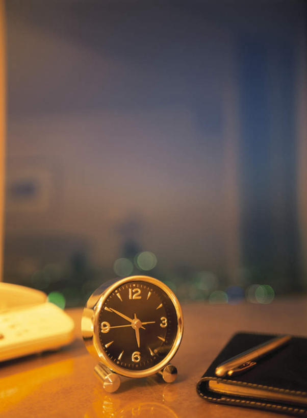 无人,打电话,竖图,俯视,室内,白天,桌面,桌子,电话,手机,闹钟,阴影,朦胧,模糊,时间,反射,笔,时钟,影子,办公桌,办公用品,钢笔,记事本,计时,通讯设备,文具,一个,本子,笔记本,学习用品,钟表,表,单个,文具用品,一支,一部,交流,钟,沟通,通话,彩图,高角度拍摄