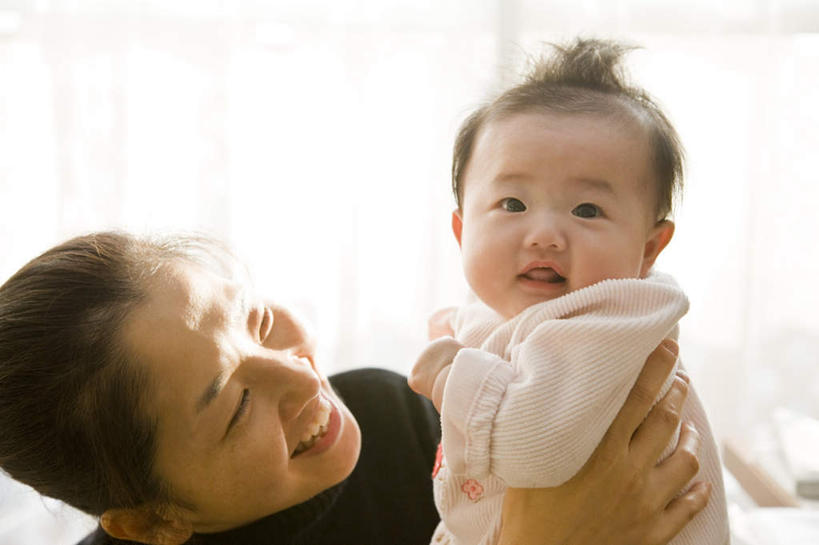 东方人,婴儿,儿童,头发,两个人,家庭,母亲,站,坐,抱,笑,摸,微笑,露齿笑,横图,室内,白天,正面,婴儿服装,纯洁,窗户,窗帘,落地窗,亚洲,抚摸,阴影,服装,光线,影子,墙,扭头,注视,休闲装,黄种人,玻璃窗,墙壁,墙面,小孩,衣服,白色,黑色,阳光,观察,看,站着,转头,休闲,温暖,温馨,一家人,休闲服,可爱,服饰,活泼,抱着,观看,和睦,察看,搂着,关注,宝宝,纯真,烂漫,无邪,伶俐,天真,年轻女性,女人,女性,亚洲人,孩子,触摸,怀抱,接触,搂,搂抱,相抱,拥抱,站立,坐着,半身,彩图,婴儿服,融洽,襁褓