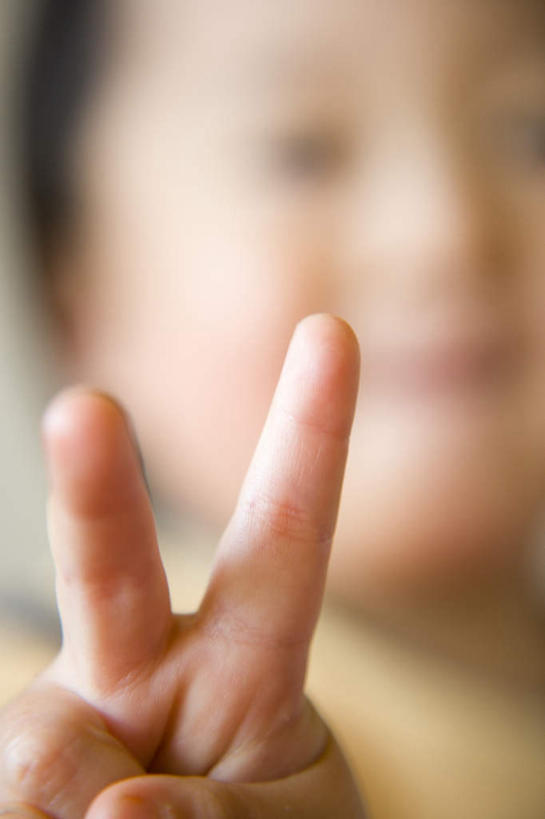 东方人,儿童,手,一个人,站,笑,微笑,竖图,室内,特写,白天,正面,快乐,兴奋,纯洁,骄傲,成功,胜利,亚洲,仅一个男性,仅一个人,朦胧,模糊,注视,黄种人,小孩,观察,看,手势,站着,仅一个小孩,手部,可爱,童年,童趣,自信,伸手,观看,察看,关注,童真,烂漫,无邪,天真,男孩,男人,男性,亚洲人,孩子,站立,半身,彩图,欢乐,开心,男生