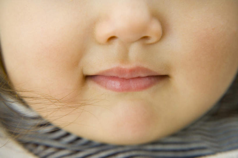 东方人,儿童,脸,头,嘴,脸颊,一个人,笑,微笑,横图,室内,特写,白天,正面,纯洁,亚洲,仅一个女性,仅一个人,阴影,条纹,服装,光线,影子,休闲装,黄种人,小孩,衣服,红色,黑色,阳光,仅一个小孩,休闲,休闲服,可爱,童年,童趣,服饰,童真,烂漫,无邪,天真,女孩,女人,女性,亚洲人,孩子,头部,口,口腔,脸部,脸蛋,面部,嘴巴,嘴唇,半身,彩图,女生