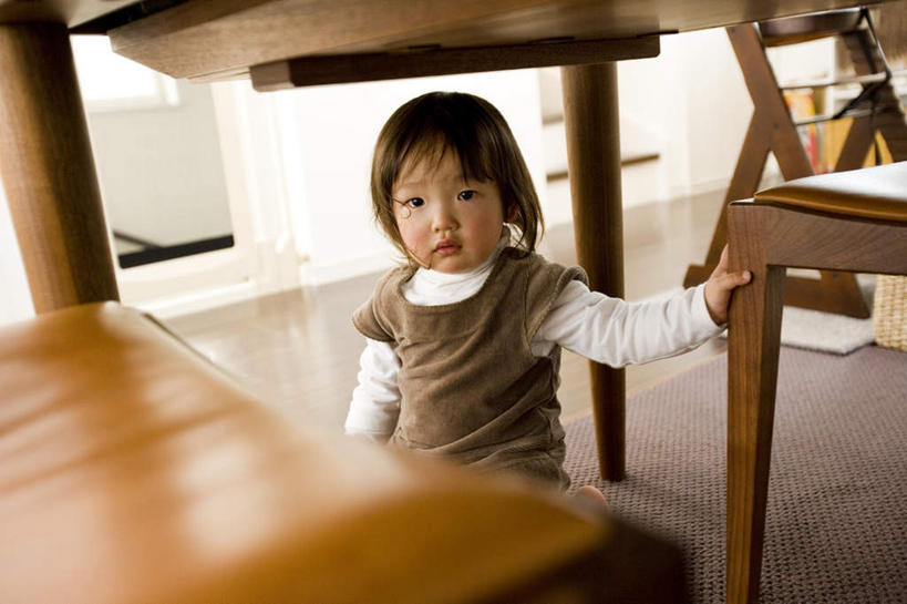 东方人,儿童,头发,一个人,站,笑,摸,微笑,露齿笑,横图,俯视,室内,白天,纯洁,餐桌,地板,桌子,椅子,亚洲,仅一个女性,仅一个人,撑,抚摸,阴影,服装,光线,影子,木椅,墙,地面,注视,休闲装,黄种人,木地板,墙壁,墙面,小孩,衣服,黑色,灰色,阳光,扶,观察,看,站着,仅一个小孩,休闲,休闲服,可爱,童年,童趣,服饰,餐台,观看,察看,撑着,扶着,关注,童真,烂漫,无邪,天真,女孩,女人,女性,亚洲人,孩子,长发,触摸,接触,站立,半身,彩图,高角度拍摄,女生