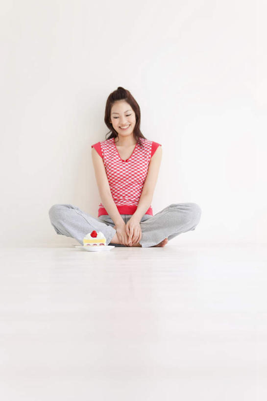 点心,东方人,头发,一个人,坐,笑,摸,盘腿,微笑,露齿笑,竖图,室内,白天,白色背景,正面,下午茶,餐具,亚洲,仅一个年轻女性,仅一个女性,仅一个人,一块,抚摸,服装,碟子,盘,食品,注视,休闲装,黄种人,食物,糕点,衣服,粉色,黑色,盘子,碟,观察,看,休闲,休闲服,摄影,服饰,影棚,观看,察看,关注,年轻女性,女人,女性,亚洲人,长发,触摸,接触,盘腿而坐,盘膝,盘着腿的,盘着腿坐,双腿交叉,坐着,彩图,全身,影棚拍摄,拍摄,蛋糕