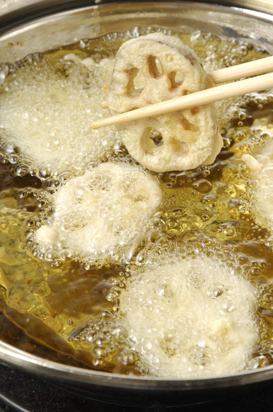 无人,竖图,俯视,室内,白天,烹饪,筷子,蔬菜,餐具,一双,许多,握,阴影,新鲜,围绕,光线,锅子,影子,圆圈,油炸,日本料理,料理,食品,拿,拿着,文化,传统,藕,菜肴,美食,食物,排列,一个,白色,阳光,日式料理,日式,握着,佳肴,有机食品,绿色食品,单个,礼节,队列,礼仪,莲藕,进餐用具,彩图,高角度拍摄