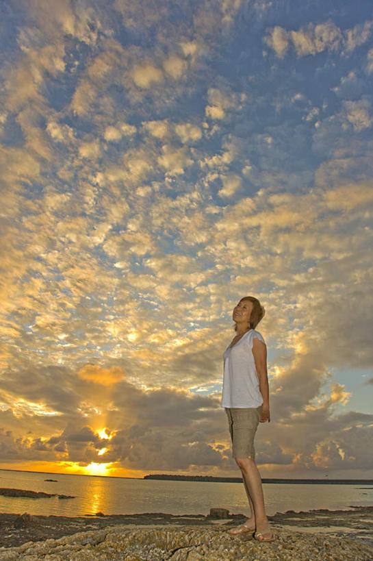 东方人,头发,一个人,站,笑,摸,微笑,露齿笑,竖图,室外,白天,仰视,旅游,度假,日出,海浪,海洋,沙滩,太阳,亚洲,仅一个年轻女性,仅一个女性,仅一个人,抚摸,阴影,服装,光线,沙子,影子,海岸,浪花,云,云朵,朝霞,晨曦,黎明,沙地,云彩,注视,休闲装,黄种人,娱乐,衣服,蓝色,白色,黑色,白云,蓝天,天空,阳光,海水,天,观察,看,站着,享受,休闲,休闲服,放松,服饰,观看,察看,关注,海景,年轻女性,女人,女性,亚洲人,长发,大海,风浪,海,海水的波动,海滩,近岸浪,涌浪,朝阳,触摸,接触,抬头,仰头,站立,彩图,低角度拍摄,全身,破晓