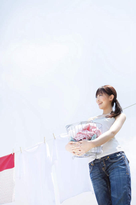 东方人,头发,一个人,站,捧,笑,摸,微笑,露齿笑,竖图,室外,白天,仰视,亚洲,仅一个年轻女性,仅一个女性,仅一个人,一堆,许多,抚摸,握,阴影,堆叠,堆积,服装,光线,影子,云,云朵,折叠,拿,云彩,拿着,注视,休闲装,黄种人,衣服,蓝色,黑色,白云,蓝天,天空,阳光,天,观察,看,站着,休闲,休闲服,握着,服饰,观看,堆,察看,关注,年轻女性,女人,女性,亚洲人,长发,触摸,端,端着,接触,捧着,清洗,手捧,站立,半身,彩图,低角度拍摄