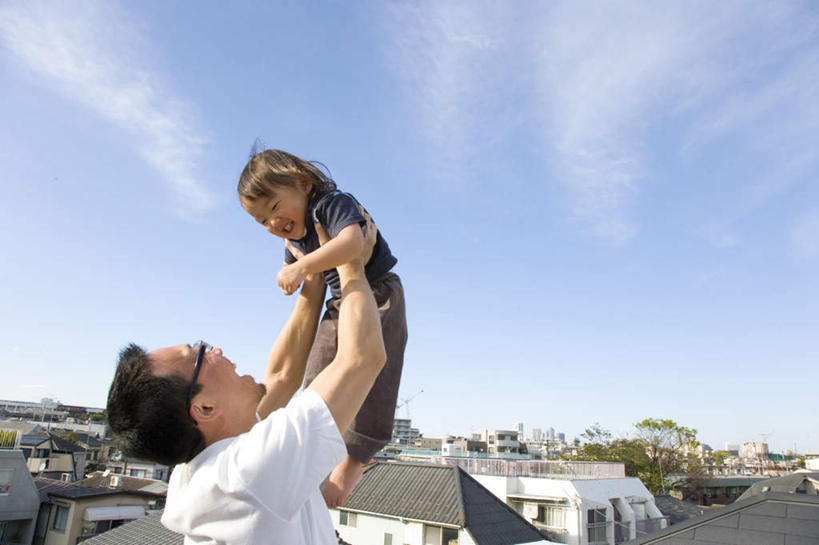 东方人,儿童,头发,两个人,家庭,父亲,儿子,家,高楼大厦,站,举,伸展双臂,笑,摸,微笑,露齿笑,横图,室外,白天,侧面,旅游,度假,纯洁,植物,大厦,建筑,摩天大楼,亚洲,抚摸,阴影,服装,光线,影子,房屋,屋子,云,云朵,云彩,注视,休闲装,黄种人,娱乐,楼房,住宅,树,树木,小孩,衣服,蓝色,绿色,白色,黑色,白云,蓝天,天空,阳光,自然,天,观察,看,托,站着,享受,休闲,温暖,温馨,父子,一家人,休闲服,放松,父爱,可爱,童年,童趣,服饰,生长,成长,观看,和睦,察看,关注,童真,烂漫,无邪,天真,男孩,男人,男性,年轻男性,亚洲人,孩子,年轻人,敞开双臂,触摸,接触,举起,举手,举着,伸开双臂,抬头,向上举,向上伸,向上托,仰头,展开双肩,站立,张开手臂,张开双臂,半身,彩图,房子,大楼,高层建筑,高楼,摩天楼,融洽,男生