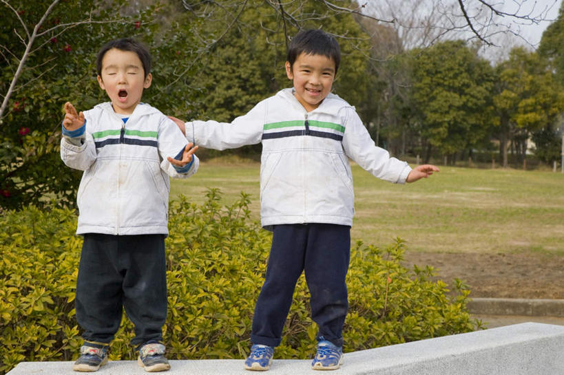 东方人,儿童,头发,两个人,站,闭眼,伸展双臂,笑,摸,微笑,露齿笑,横图,室外,白天,正面,旅游,度假,纯洁,草地,草坪,植物,道路,路,亚洲,抚摸,阴影,条纹,服装,裤子,光线,影子,云,云朵,小路,交通,云彩,注视,休闲装,黄种人,娱乐,草,树,树木,小孩,衣服,蓝色,绿色,白色,黑色,白云,蓝天,天空,阳光,自然,天,观察,看,站着,张嘴,享受,休闲,休闲服,放松,可爱,童年,童趣,服饰,乡间小路,生长,成长,观看,察看,关注,张大嘴巴,童真,烂漫,无邪,天真,男孩,男人,男性,亚洲人,张开嘴,闭眼睛,闭着眼,闭着眼睛,敞开双臂,触摸,接触,伸开双臂,展开双肩,站立,张开手臂,张开双臂,彩图,全身,男生