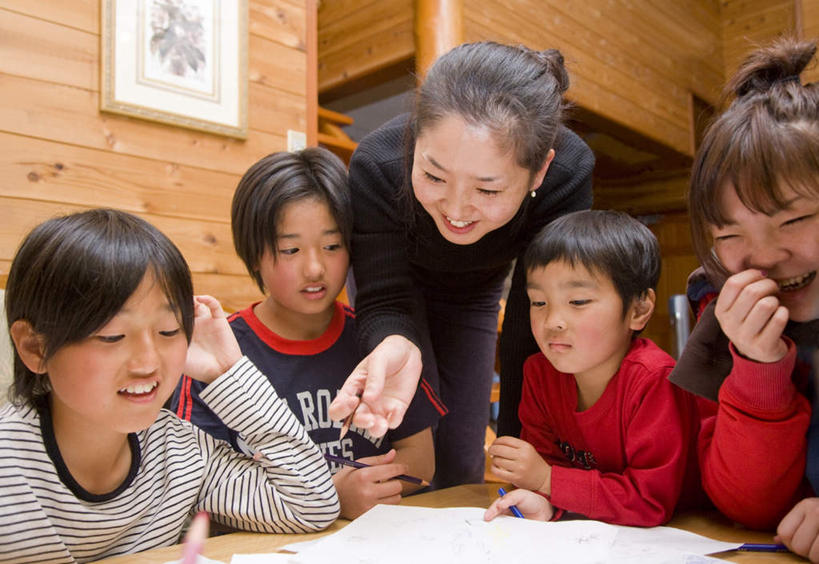 东方人,儿童,头发,伙伴,朋友,学生,教师,站,坐,笑,摸,微笑,露齿笑,横图,室内,白天,正面,友谊,纯洁,成功,合作,团队,集体,信心,亚洲,五个人,一副,一张,撑,抚摸,弯腰,悬挂,指,阴影,条纹,服装,反射,木制,英文,标志,方格,文字,影子,纸,字符,字母,墙,许多人,图画,托腮,注视,休闲装,黄种人,方向,标识,队伍,墙壁,墙面,小孩,衣服,红色,白色,黑色,木制品,低头,观察,看,手势,托,站着,一群人,休闲,休闲服,可爱,童年,童趣,服饰,观看,英文字母,察看,撑着,指向,食指,成就,关注,托下巴,合伙,童真,烂漫,无邪,弯身,天真,友情,男孩,男人,男性,年轻女性,女孩,女人,女性,亚洲人,孩子,老师,触摸,接触,站立,坐着,半身,彩图,男生,女生