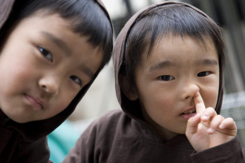 东方人,儿童,脸,头,脸颊,头发,两个人,伙伴,朋友,站,举,笑,摸,微笑,露齿笑,横图,室外,特写,白天,正面,友谊,纯洁,亚洲,抚摸,阴影,服装,光线,影子,墙,扭头,注视,休闲装,黄种人,墙壁,墙面,小孩,衣服,黑色,灰色,阳光,观察,看,托,站着,转头,休闲,鬼脸,休闲服,可爱,童年,童趣,服饰,观看,察看,关注,童真,烂漫,无邪,天真,友情,男孩,男人,男性,亚洲人,头部,脸部,脸蛋,面部,触摸,接触,举起,举手,举着,向上举,向上伸,向上托,站立,半身,彩图,男生