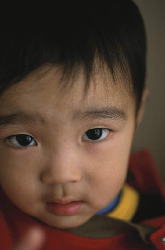 东方人,儿童,脸,头,脸颊,头发,一个人,站,笑,微笑,露齿笑,竖图,室内,白天,正面,纯洁,亚洲,仅一个男性,仅一个人,服装,墙,注视,休闲装,黄种人,墙壁,墙面,小孩,衣服,红色,黑色,观察,看,站着,仅一个小孩,休闲,休闲服,可爱,童年,童趣,服饰,观看,察看,关注,童真,烂漫,无邪,天真,男孩,男人,男性,亚洲人,孩子,头部,脸部,脸蛋,面部,抬头,仰头,站立,半身,彩图,男生