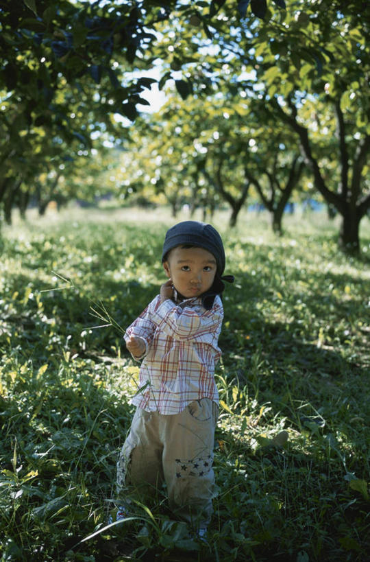 东方人,儿童,头发,一个人,站,笑,摸,微笑,露齿笑,竖图,俯视,室外,白天,旅游,度假,纯洁,草地,草坪,植物,亚洲,仅一个女性,仅一个人,抚摸,阴影,服装,光线,影子,扭头,注视,休闲装,黄种人,娱乐,草,树,树木,小孩,衣服,蓝色,绿色,白色,黑色,蓝天,天空,阳光,自然,天,观察,看,站着,转头,仅一个小孩,享受,休闲,休闲服,放松,可爱,童年,童趣,服饰,生长,成长,观看,察看,关注,童真,烂漫,无邪,天真,女孩,女人,女性,亚洲人,孩子,长发,触摸,接触,站立,彩图,高角度拍摄,全身,女生