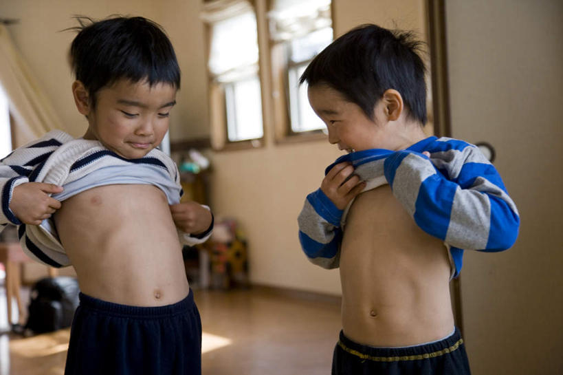 东方人,儿童,头发,两个人,伙伴,朋友,站,拉,笑,摸,微笑,露齿笑,横图,室内,白天,正面,友谊,纯洁,窗户,亚洲,抚摸,阴影,条纹,服装,光线,瓷砖,地砖,影子,墙,地面,扭头,注视,休闲装,黄种人,裸露,玻璃窗,墙壁,墙面,小孩,衣服,蓝色,白色,黑色,阳光,低头,观察,看,站着,转头,休闲,休闲服,可爱,童年,童趣,服饰,观看,扯,察看,关注,裸,童真,烂漫,无邪,天真,友情,男孩,男人,男性,亚洲人,触摸,接触,站立,半身,彩图,男生