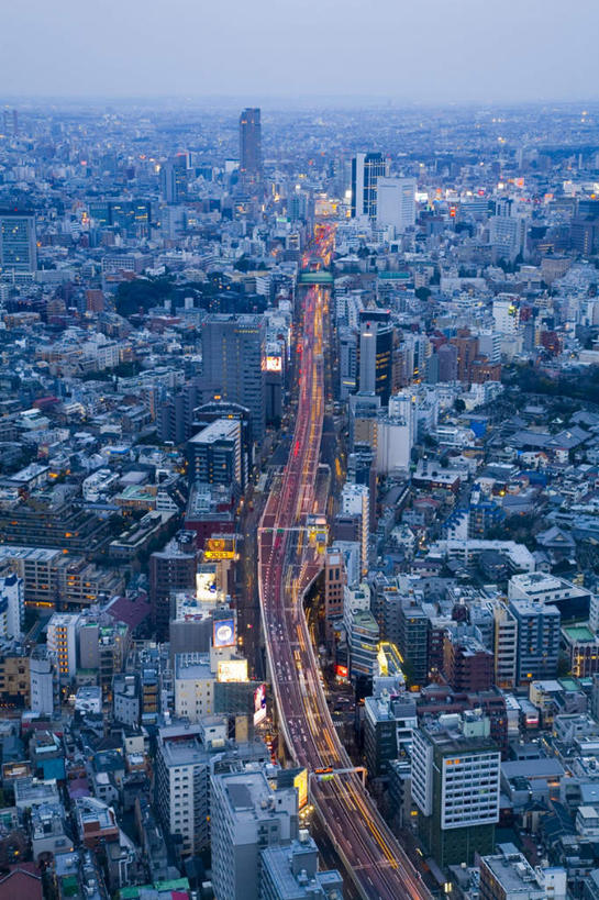 无人,高楼大厦,竖图,俯视,航拍,室外,白天,旅游,度假,美景,日落,大厦,道路,建筑,路,路灯,摩天大楼,公路,照明,东京,日本,亚洲,阴影,反射,影子,景观,晚霞,霞光,云,云朵,落日,灯光,交通,云彩,娱乐,灯,蓝色,白云,蓝天,天空,自然,黄昏,天,享受,休闲,景色,彩霞,放松,照亮,照明设备,鸟瞰,自然风光,东亚,本州,关东地方,本州岛,日本国,东京都,夕照,夕阳,马路,彩图,高角度拍摄,大楼,高层建筑,高楼,摩天楼,斜阳