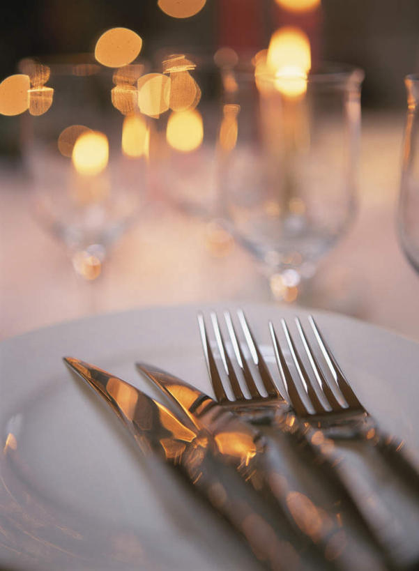 无人,竖图,俯视,室内,夜晚,餐桌,桌子,杯子,餐具,金属制品,照明,圣诞节,许多,节日,庆祝,金属,彩灯,叉子,碟子,高脚杯,工具,盘,灯光,刀具,红酒杯,文化,玻璃制品,灯,黄色,盘子,酒杯,灯具,碟,刀,庆典,花灯,餐台,纪念,明亮,照亮,照明设备,玻璃杯,进餐用具,烹调用具,彩图,高角度拍摄