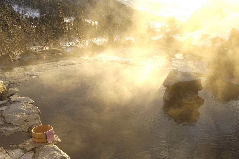 无人,横图,俯视,室外,白天,按摩,美容,旅游,度假,草地,草坪,礁石,石头,美景,水,植物,日本,亚洲,护肤,阴影,波纹,朦胧,模糊,光线,木制,石子,液体,影子,景观,水滴,云,云朵,云彩,娱乐,草,树,树木,一个,蓝色,绿色,白云,蓝天,水纹,天空,阳光,自然,木制品,波浪,天,保养,享受,休闲,浴盆,景色,放松,SPA水疗,保健,温泉浴场,生长,单个,成长,自然风光,东亚,养颜,本州,本州岛,日本国,中部地方,新潟,新潟县,礁,石块,岩石,矿泉疗养地,彩图,高角度拍摄,水疗