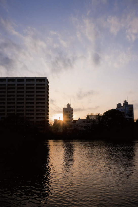 无人,高楼大厦,竖图,室外,白天,正面,旅游,度假,日出,河流,美景,水,太阳,大厦,建筑,摩天大楼,日本,亚洲,阴影,波纹,光线,影子,河水,景观,水流,云,云朵,朝霞,晨曦,黎明,云彩,娱乐,蓝色,白云,蓝天,水纹,天空,阳光,自然,波浪,天,享受,休闲,景色,放松,大阪,自然风光,东亚,本州,大阪府,本州岛,日本国,近畿地方,近畿,朝阳,彩图,破晓,大楼,高层建筑,高楼,摩天楼