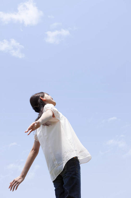 东方人,头发,一个人,站,伸展双臂,笑,微笑,露齿笑,竖图,室外,白天,仰视,旅游,度假,亚洲,仅一个年轻女性,仅一个女性,仅一个人,阴影,服装,光线,影子,云,云朵,云彩,注视,休闲装,黄种人,娱乐,衣服,蓝色,白色,黑色,白云,蓝天,天空,阳光,天,观察,看,站着,享受,休闲,休闲服,放松,服饰,观看,察看,关注,年轻女性,女人,女性,亚洲人,敞开双臂,伸开双臂,抬头,仰头,展开双肩,站立,张开手臂,张开双臂,半身,彩图,低角度拍摄