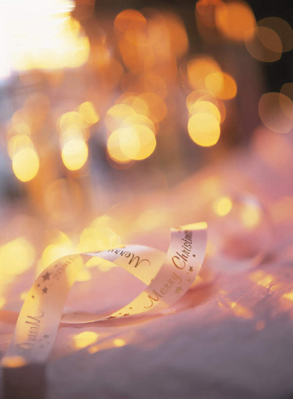 无人,竖图,俯视,室内,白天,桌面,照明,圣诞节,一根,节日,朦胧,模糊,庆祝,装饰,透明,英文,标志,彩灯,文字,字符,字母,灯光,文化,标识,灯,白色,彩带,灯具,庆典,花灯,纪念,英文字母,华丽,修饰,照亮,点缀,照明设备,衬托,美观,雅致,雅观,彩图,高角度拍摄