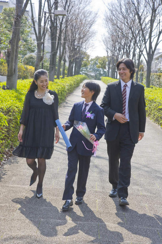 东方人,头发,三个人,伙伴,朋友,站,走,笑,微笑,露齿笑,竖图,室外,白天,正面,西装,爱情,婚礼,快乐,友谊,幸福,纯洁,热情,成功,合作,团队,集体,信心,草地,草坪,植物,道路,路,玫瑰,亚洲,一排,阴影,套装,正装,庆祝,整齐,盛开,光线,包,皮包,影子,云,云朵,小路,玫瑰花,交通,结婚,浪漫,花蕾,云彩,注视,职业装,黄种人,队伍,草,花,花瓣,花朵,鲜花,树,树木,排列,蓝色,绿色,黑色,白云,蓝天,天空,阳光,自然,天,花苞,花蕊,观察,看,站着,一束,温暖,温馨,喜庆,恩爱,乡间小路,生长,成长,观看,纪念,单肩包,和睦,察看,成就,队列,关注,感动,合伙,尊敬,天真,友情,刺玫花,徘徊花,男人,男性,年轻男性,年轻女性,女人,女性,亚洲人,长发,步行,散步,站立,走路,彩图,全身,高兴,融洽