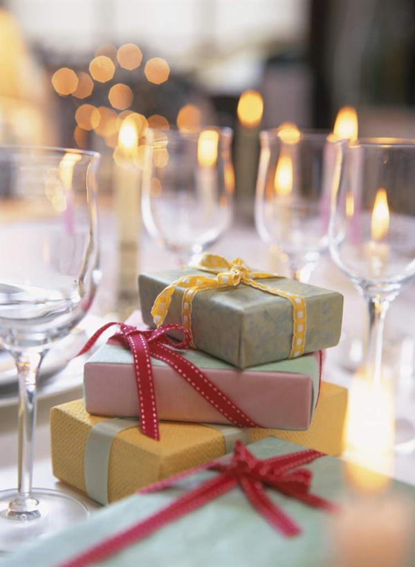 无人,竖图,俯视,室内,特写,白天,餐桌,窗户,桌子,杯子,蜡烛,礼盒,礼物,圣诞节,一堆,许多,阴影,堆叠,堆积,节日,朦胧,模糊,庆祝,装饰,反射,高脚杯,火焰,影子,纸盒,烛光,墙,缎带,红酒杯,燃烧,文化,玻璃窗,墙壁,墙面,玻璃制品,盒子,红色,包装盒,酒杯,礼品盒,点燃,庆典,礼品,餐台,纪念,堆,华丽,修饰,点缀,衬托,美观,雅致,雅观,玻璃杯,彩图,高角度拍摄