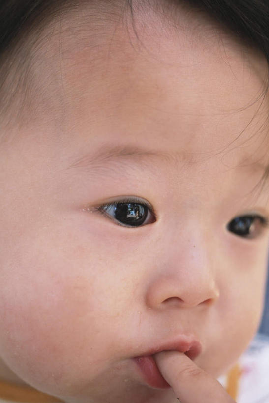 东方人,婴儿,儿童,脸,头,脸颊,头发,一个人,笑,摸,微笑,露齿笑,竖图,室内,特写,白天,正面,纯洁,亚洲,仅一个人,抚摸,咬,注视,黄种人,小孩,黑色,观察,看,可爱,舔,活泼,观看,咬着,察看,关注,宝宝,纯真,烂漫,无邪,伶俐,天真,亚洲人,孩子,头部,脸部,脸蛋,面部,触摸,接触,半身,彩图