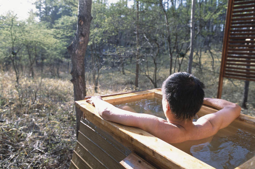 东方人,头发,一个人,栏杆,坐,伸展双臂,摸,横图,俯视,室外,白天,按摩,美容,旅游,度假,草地,草坪,植物,亚洲,仅一个男性,仅一个人,撑,抚摸,护肤,阴影,光线,影子,围栏,黄种人,娱乐,护栏,裸露,草,树,树木,仅一个年轻男性,蓝色,绿色,黑色,蓝天,天空,阳光,自然,天,保养,享受,休闲,放松,SPA水疗,保健,温泉浴场,生长,成长,撑着,裸,养颜,男人,男性,年轻男性,亚洲人,矿泉疗养地,敞开双臂,触摸,接触,伸开双臂,展开双肩,张开手臂,张开双臂,坐着,半身,彩图,高角度拍摄,水疗