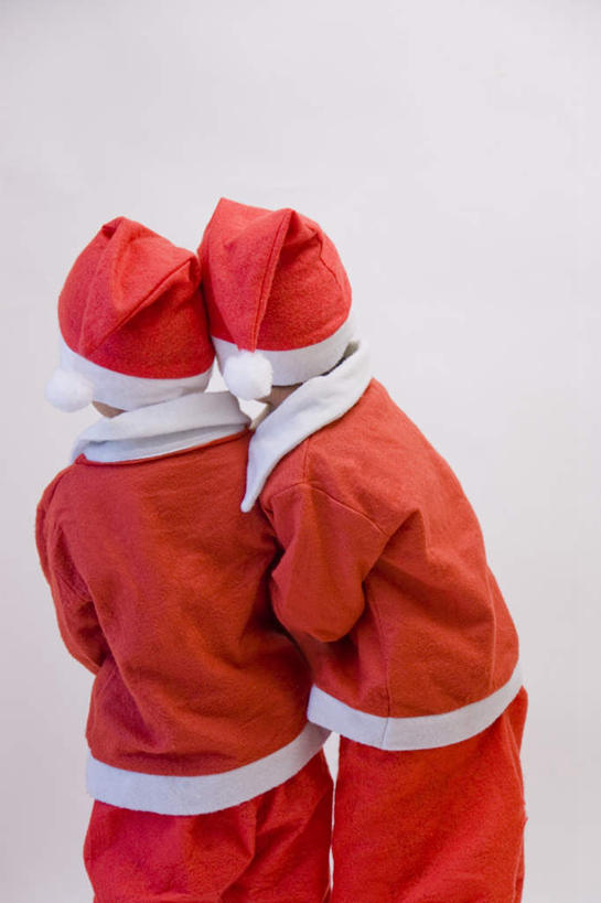 东方人,儿童,两个人,伙伴,朋友,站,摸,竖图,室内,白天,白色背景,友谊,纯洁,帽子,圣诞节,亚洲,两顶,抚摸,节日,庆祝,依偎,注视,黄种人,文化,小孩,背面,衣服,红色,观察,看,靠,靠着,倚靠,站着,庆典,圣诞帽,可爱,童年,童趣,摄影,影棚,观看,纪念,察看,倚着,关注,童真,烂漫,无邪,圣诞衣,依附,依赖,投靠,棉帽,天真,友情,男孩,男人,男性,亚洲人,触摸,接触,站立,半身,彩图,影棚拍摄,拍摄,男生