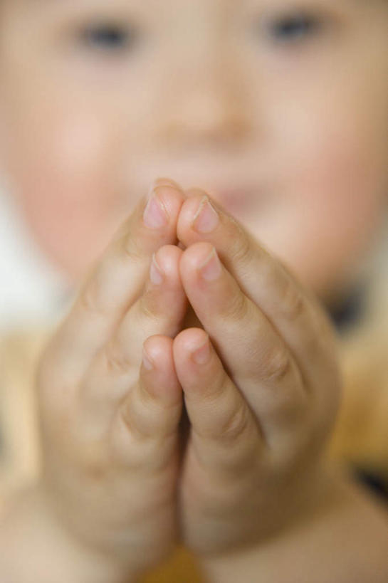 东方人,婴儿,儿童,脸,头,脸颊,手,一个人,站,捧,笑,摸,微笑,竖图,室内,特写,白天,正面,纯洁,亚洲,仅一个人,抚摸,阴影,朦胧,模糊,光线,影子,注视,黄种人,裸露,小孩,阳光,观察,看,站着,手部,可爱,活泼,赤裸,观看,察看,关注,宝宝,裸,纯真,烂漫,无邪,伶俐,天真,亚洲人,孩子,头部,脸部,脸蛋,面部,触摸,端,端着,接触,捧着,手捧,站立,半身,彩图