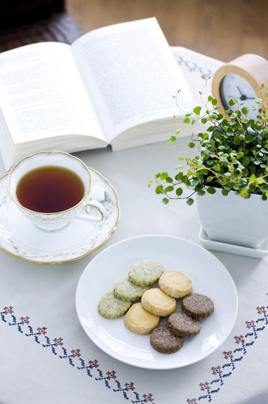 点心,无人,竖图,俯视,室内,白天,植物,餐桌,桌子,杯子,餐具,书籍,一本,一排,许多,整齐,瓷器,碟子,盘,盆栽,食品,甜点,甜品,咖啡杯,盆景,陶瓷制品,食物,糕点,排列,绿色,自然,盘子,碟,甜食,打开,生长,成长,餐台,开启,队列,瓷杯,书,图书,彩图,高角度拍摄