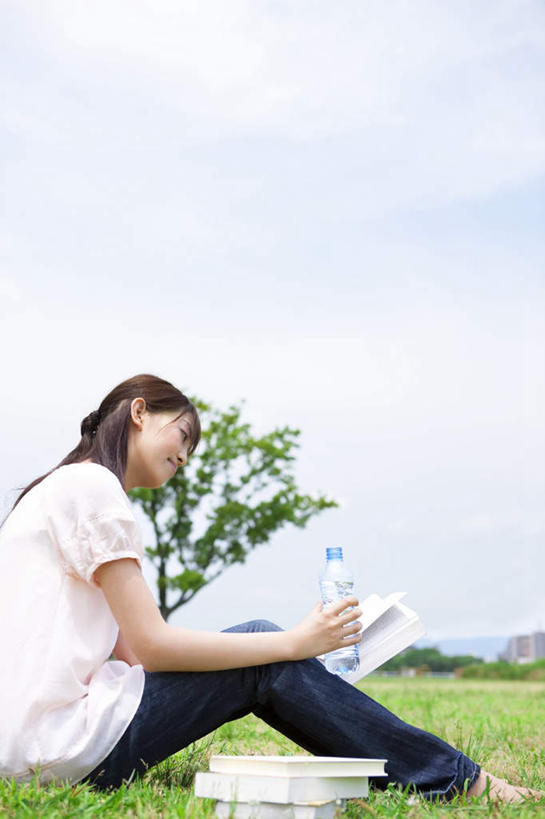 东方人,头发,一个人,坐,捧,摸,竖图,室外,白天,侧面,旅游,度假,阅读,草地,草坪,植物,报纸,书籍,亚洲,仅一个年轻女性,仅一个女性,仅一个人,一堆,许多,抚摸,握,学习,阴影,堆叠,堆积,服装,光线,影子,云,云朵,拿,云彩,拿着,注视,休闲装,黄种人,娱乐,草,树,树木,衣服,蓝色,绿色,黑色,白云,蓝天,天空,阳光,自然,天,低头,观察,看,享受,休闲,休闲服,放松,浏览,握着,服饰,生长,成长,观看,堆,察看,关注,年轻女性,女人,女性,亚洲人,长发,书,图书,触摸,端,端着,接触,捧着,手捧,坐着,半身,彩图
