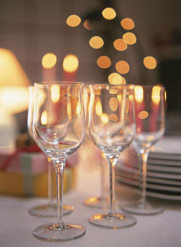 无人,竖图,室内,白天,正面,餐桌,桌子,杯子,餐具,蜡烛,礼盒,礼物,圣诞节,一堆,一排,许多,堆叠,堆积,节日,朦胧,模糊,庆祝,整齐,装饰,碟子,高脚杯,火焰,盘,纸盒,烛光,缎带,红酒杯,燃烧,文化,玻璃制品,盒子,装饰品,排列,红色,包装盒,盘子,酒杯,装饰物,礼品盒,碟,点燃,庆典,礼品,餐台,纪念,耀眼,堆,华丽,修饰,点缀,队列,饰物,衬托,美观,雅致,雅观,玻璃杯,彩图