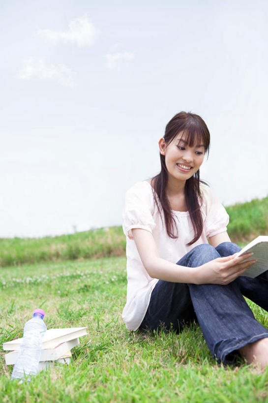 东方人,头发,一个人,坐,捧,笑,摸,微笑,露齿笑,竖图,室外,白天,仰视,旅游,度假,阅读,草地,草坪,植物,报纸,书籍,亚洲,仅一个年轻女性,仅一个女性,仅一个人,一堆,许多,抚摸,握,学习,阴影,堆叠,堆积,服装,光线,影子,云,云朵,拿,云彩,拿着,注视,休闲装,黄种人,娱乐,草,衣服,蓝色,绿色,白色,黑色,白云,蓝天,天空,阳光,天,低头,观察,看,享受,休闲,休闲服,放松,浏览,握着,服饰,观看,堆,察看,关注,年轻女性,女人,女性,亚洲人,长发,书,图书,触摸,端,端着,接触,捧着,手捧,坐着,半身,彩图,低角度拍摄