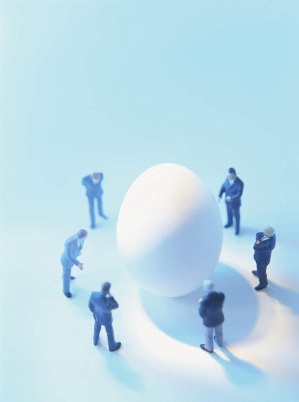 东方人,无人,商务人士,商务男性,站,说,双手交叉,竖图,俯视,室内,白天,衬衫,讨论,数码,科技,亚洲,五个人,弯腰,阴影,套装,围绕,光线,网络,椭圆,影子,蛋,鸡蛋,领带,许多人,高光,几何,计算机图形,合成,注视,黄种人,手叉腰,排列,一个,白色,阳光,叉腰,观察,看,站着,一群人,单个,观看,电脑合成图,数码合成图,察看,双手抱胸,双手叉腰,队列,关注,商务装,工薪阶层,写实,具体,具象,弯身,卵,交流,男人,男性,年轻男性,亚洲人,白领,上班族,沟通,讲话,交谈,商讨,说话,谈话,站立,彩图,高角度拍摄,全身,衬衣