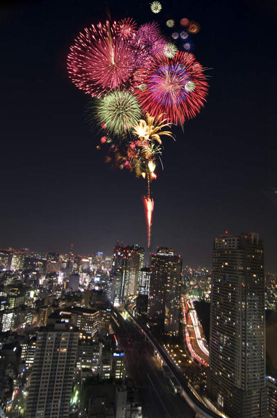 无人,高楼大厦,竖图,室外,夜晚,正面,旅游,度假,爆炸,河流,美景,水,大桥,大厦,道路,建筑,立交桥,路,摩天大楼,桥梁,烟火,公路,照明,东京,日本,亚洲,黑色背景,节日,庆祝,壁灯,河水,景观,水流,高架,斜拉桥,桥,灯光,交通,东京铁塔,文化,娱乐,灯,黑色,天空,自然,焰火,灯具,天,庆典,享受,休闲,闪耀,景色,放松,纪念,耀眼,东京塔,明亮,照亮,照明设备,自然风光,礼花,五彩缤纷,东亚,本州,关东地方,本州岛,日本国,东京都,花炮,礼花炮,日本电波塔,烟花,马路,彩图,大楼,高层建筑,高楼,摩天楼