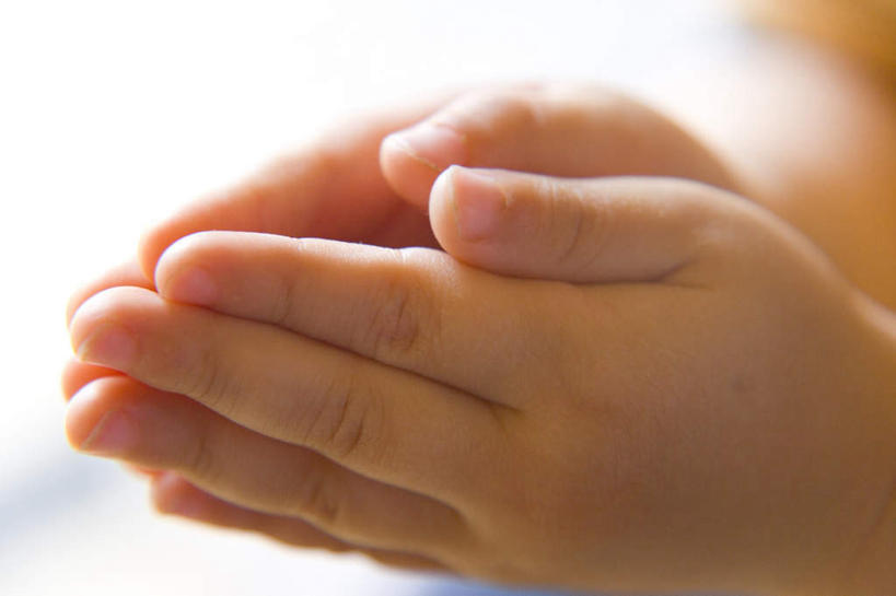 东方人,婴儿,儿童,手,一个人,摸,横图,俯视,室内,特写,白天,纯洁,亚洲,双手,仅一个人,抚摸,阴影,朦胧,模糊,光线,影子,黄种人,小孩,阳光,手部,可爱,活泼,宝宝,纯真,烂漫,无邪,伶俐,天真,亚洲人,孩子,触摸,接触,半身,彩图,高角度拍摄