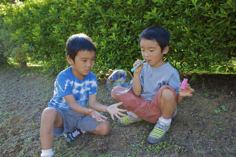 东方人,儿童,头发,两个人,伙伴,朋友,坐,笑,摸,微笑,露齿笑,横图,俯视,室外,白天,旅游,度假,友谊,纯洁,草地,草坪,植物,亚洲,抚摸,握,阴影,服装,裤子,光线,影子,拿,拿着,注视,牛仔裤,休闲装,黄种人,娱乐,草,树,树木,一个,小孩,衣服,红色,蓝色,绿色,黑色,阳光,自然,吹,观察,看,享受,休闲,休闲服,放松,可爱,童年,童趣,握着,服饰,生长,单个,成长,观看,踮脚,察看,关注,泡泡机,童真,烂漫,无邪,天真,友情,男孩,男人,男性,亚洲人,触摸,接触,坐着,半身,彩图,高角度拍摄,五指张开,男生