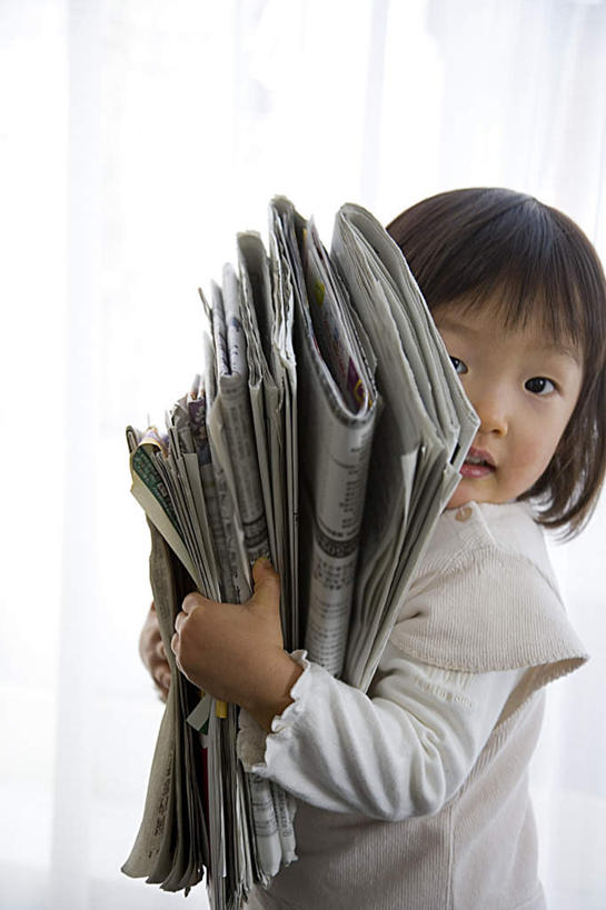 东方人,儿童,头发,一个人,站,捧,笑,摸,微笑,露齿笑,竖图,室内,白天,正面,纯洁,窗户,落地窗,报纸,亚洲,仅一个女性,仅一个人,一堆,许多,抚摸,握,阴影,堆叠,堆积,服装,光线,信息,影子,墙,拿,拿着,注视,休闲装,黄种人,玻璃窗,墙壁,墙面,小孩,衣服,白色,黑色,阳光,观察,看,站着,仅一个小孩,休闲,休闲服,可爱,童年,童趣,握着,服饰,观看,堆,新闻,察看,关注,童真,烂漫,无邪,天真,女孩,女人,女性,亚洲人,孩子,长发,触摸,端,端着,接触,捧着,手捧,站立,半身,彩图,报刊,女生