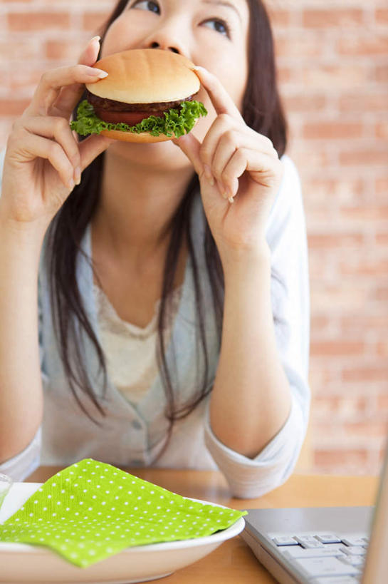 东方人,头发,一个人,坐,笑,摸,吃,微笑,露齿笑,竖图,室内,白天,正面,烹饪,西餐,电脑,笔记本电脑,餐桌,桌子,餐具,亚洲,仅一个年轻女性,仅一个女性,仅一个人,一块,抚摸,握,咬,阴影,服装,光线,网络,碟子,盘,影子,墙,汉堡,料理,食品,拿,拿着,注视,休闲装,黄种人,通讯设备,菜肴,美食,墙壁,墙面,食物,衣服,黑色,灰色,阳光,盘子,碟,快餐,观察,看,休闲,休闲服,西式,握着,服饰,佳肴,餐台,观看,咬着,察看,无线,关注,通信设备,无线网络,无线上网,便携式电脑,西式快餐,垃圾食品,手提电脑,年轻女性,女人,女性,亚洲人,长发,触摸,接触,嚼,食,抬头,仰头,坐着,半身,彩图