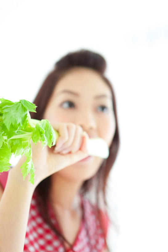 东方人,头发,一个人,站,举,笑,摸,微笑,露齿笑,竖图,室内,白天,白色背景,正面,芹菜,蔬菜,叶子,亚洲,仅一个年轻女性,仅一个女性,仅一个人,抚摸,握,阴影,条纹,服装,朦胧,模糊,新鲜,光线,影子,食品,绿叶,拿,拿着,注视,休闲装,黄种人,食物,衣服,粉色,黑色,阳光,观察,看,托,站着,休闲,休闲服,嫩叶,握着,摄影,服饰,有机食品,绿色食品,影棚,观看,察看,关注,年轻女性,女人,女性,亚洲人,长发,叶,叶片,药芹,水芹,旱芹,触摸,接触,举起,举手,举着,向上举,向上伸,向上托,站立,半身,彩图,影棚拍摄,拍摄