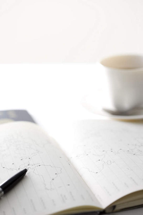 无人,竖图,俯视,室内,白天,桌面,杯子,餐具,书籍,一本,阴影,光线,笔,瓷器,碟子,盘,影子,办公用品,钢笔,咖啡杯,陶瓷制品,文具,一个,阳光,盘子,学习用品,碟,单个,文具用品,一支,瓷杯,书,图书,彩图,高角度拍摄