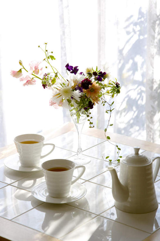 无人,竖图,俯视,室内,白天,快乐,幸福,智慧,桌面,杯子,餐具,阴影,艺术,盛开,光线,瓷器,碟子,壶,盘,影子,玛格丽特,咖啡杯,陶瓷制品,花蕾,文化,水壶,雏菊,花,花瓣,花朵,鲜花,两个,一个,阳光,插花,盘子,茶壶,碟,花苞,花蕊,菊花,活力,单个,希望,插花艺术,创造,坚强,创作,瓷杯,和平,想象,离别,延命菊,幸福花,春菊,马兰头花,暗恋,纯情,单恋,天真,彩图,高角度拍摄,愉快