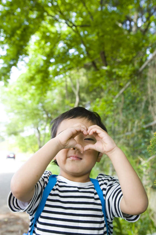 东方人,儿童,头发,一个人,站,举,笑,摸,微笑,露齿笑,竖图,室外,白天,正面,旅游,度假,纯洁,草地,草坪,植物,亚洲,仅一个男性,仅一个人,抚摸,阴影,条纹,服装,光线,圆形,包,书包,望远镜,影子,注视,休闲装,黄种人,娱乐,草,树,树木,一个,小孩,衣服,蓝色,绿色,白色,黑色,阳光,自然,背包,观察,看,手势,托,站着,仅一个小孩,享受,休闲,休闲服,放松,可爱,童年,童趣,服饰,生长,单个,成长,观看,察看,食指,关注,环形,童真,烂漫,无邪,远视镜,瞭望镜,天真,男孩,男人,男性,亚洲人,孩子,大拇指,触摸,接触,举起,举手,举着,向上举,向上伸,向上托,站立,半身,彩图,千里镜,双肩包,男生