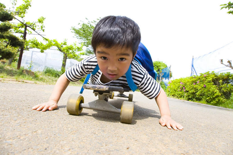 东方人,儿童,头发,一个人,伸展双臂,笑,微笑,露齿笑,横图,室外,白天,正面,锻炼,旅游,度假,游戏,纯洁,运动,草地,草坪,植物,道路,路,亚洲,仅一个男性,仅一个人,一块,撑,阴影,条纹,服装,光线,影子,云,云朵,小路,交通,玩,云彩,注视,休闲装,黄种人,娱乐,草,树,树木,小孩,衣服,黄色,蓝色,绿色,黑色,白云,蓝天,天空,阳光,自然,天,观察,看,趴着,仅一个小孩,享受,休闲,休闲服,放松,可爱,童年,童趣,服饰,乡间小路,生长,成长,滑板,观看,活动,察看,撑着,发泄,关注,消遣,智力,童真,烂漫,无邪,宣泄,体育,天真,男孩,男人,男性,亚洲人,孩子,敞开双臂,趴,伸开双臂,抬头,玩耍,嬉戏,仰头,展开双肩,张开手臂,张开双臂,彩图,全身,健身,男生