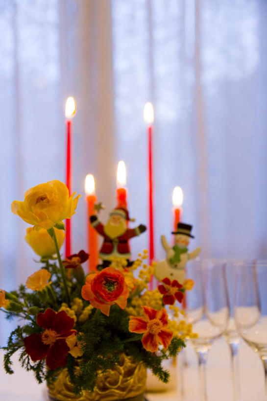 无人,竖图,室内,白天,正面,爱情,幸福,纯洁,热情,窗户,桌面,玫瑰,杯子,餐具,蜡烛,叶子,圣诞节,一堆,许多,阴影,堆叠,堆积,节日,庆祝,盛开,反射,碟子,火焰,盘,影子,烛光,绿叶,玫瑰花,浪漫,燃烧,花蕾,文化,玻璃窗,花,花瓣,花朵,鲜花,黄色,盘子,水杯,碟,花苞,花蕊,点燃,庆典,温暖,温馨,嫩叶,恩爱,纪念,堆,和睦,感动,尊敬,天真,刺玫花,徘徊花,叶,叶片,茶杯,彩图,融洽