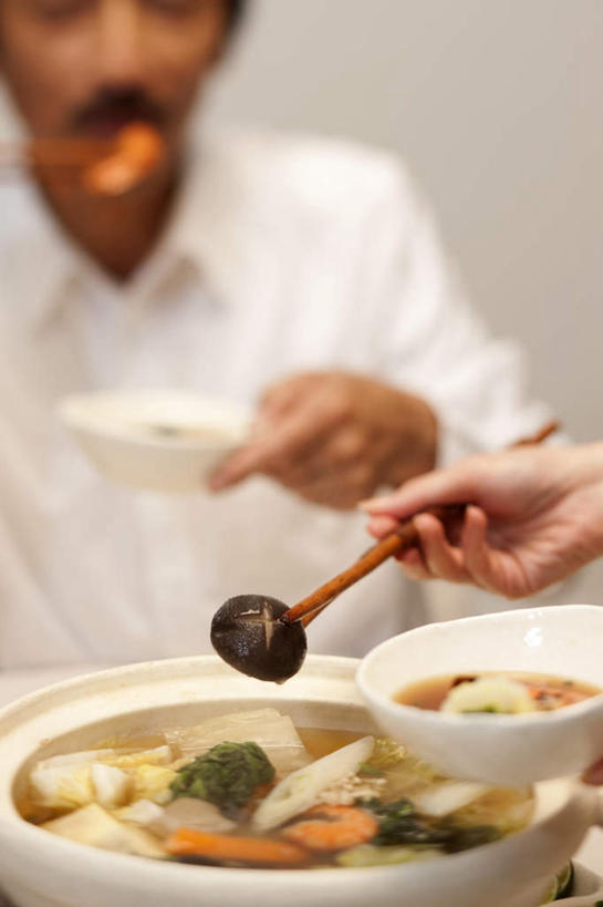 海鲜,东方人,手,胡须,头发,两个人,伙伴,朋友,坐,捧,摸,吃,竖图,室内,白天,正面,旅游,度假,烹饪,友谊,筷子,蔬菜,餐具,亚洲,抚摸,握,新鲜,碟子,锅子,盘,勺子,花菜,花椰菜,菌菇,蘑菇,西兰花,肉,虾,日本料理,料理,食品,拿,菌类,拿着,黄种人,文化,娱乐,传统,水产,菜肴,美食,肉类,海洋生物,食物,黑色,盘子,调羹,碟,汤匙,日式料理,享受,休闲,日式,手部,食用菌,放松,握着,佳肴,有机食品,绿色食品,礼节,水生动物,海产品,礼仪,水生物,肉食,海底动物,友情,男人,男性,年轻男性,年轻女性,女人,女性,亚洲人,山羊胡,胡子,进餐用具,触摸,端,端着,接触,嚼,捧着,食,手捧,坐着,半身,彩图