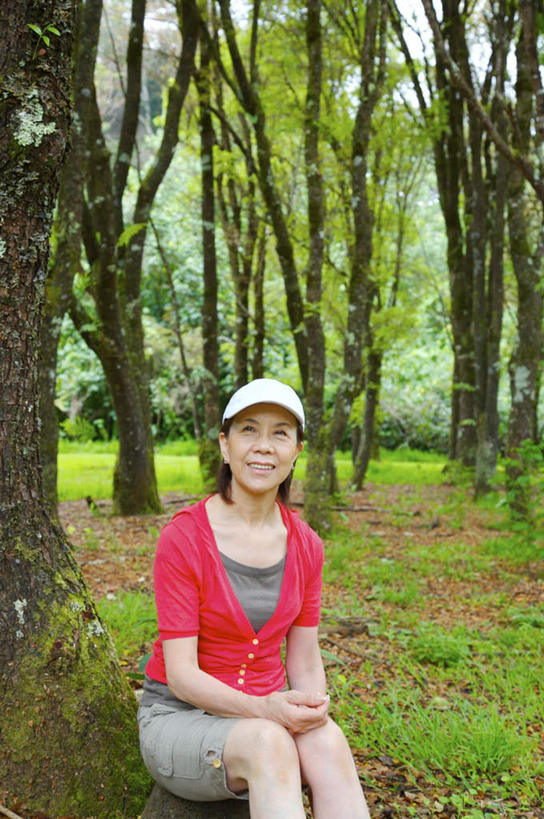 东方人,头发,一个人,坐,笑,摸,微笑,露齿笑,竖图,室外,白天,正面,旅游,度假,草地,草坪,植物,帽子,亚洲,仅一个女性,仅一个人,抚摸,服装,注视,休闲装,黄种人,娱乐,运动帽,草,树,树木,衣服,红色,蓝色,绿色,白色,黑色,蓝天,天空,自然,天,观察,看,仅一个中年女性,享受,休闲,休闲服,鸭舌帽,放松,服饰,生长,成长,观看,察看,关注,一顶,女人,女性,中年女性,亚洲人,长发,触摸,接触,坐着,半身,彩图