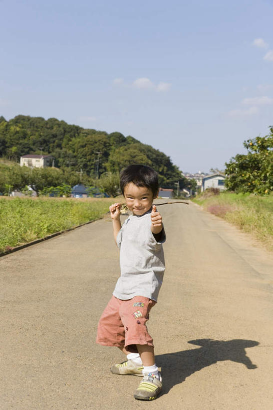 东方人,儿童,头发,一个人,家,站,蹲,举,伸展双臂,竖图,室外,白天,正面,旅游,度假,纯洁,草地,草坪,植物,道路,路,亚洲,仅一个男性,仅一个人,阴影,服装,光线,影子,房屋,屋子,云,云朵,小路,交通,云彩,休闲装,黄种人,娱乐,楼房,住宅,草,树,树木,小孩,衣服,蓝色,绿色,白色,黑色,白云,蓝天,天空,阳光,自然,天,托,站着,仅一个小孩,享受,休闲,休闲服,放松,可爱,童年,童趣,服饰,乡间小路,生长,成长,童真,烂漫,无邪,天真,男孩,男人,男性,亚洲人,孩子,敞开双臂,蹲着,举起,举手,举着,伸开双臂,向上举,向上伸,向上托,展开双肩,站立,张开手臂,张开双臂,彩图,全身,房子,男生