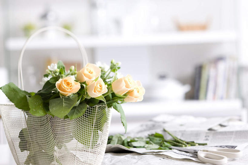 无人,横图,室内,白天,正面,爱情,幸福,纯洁,热情,餐桌,柜子,桌子,玫瑰,报纸,书籍,叶子,一排,许多,阴影,朦胧,模糊,整齐,盛开,光线,信息,篮子,影子,墙,绿叶,玫瑰花,浪漫,花蕾,墙壁,墙面,花,花瓣,花朵,鲜花,排列,一个,黄色,阳光,花苞,花蕊,温暖,温馨,嫩叶,恩爱,单个,餐台,新闻,和睦,队列,感动,尊敬,天真,刺玫花,徘徊花,叶,叶片,书,图书,彩图,融洽,报刊